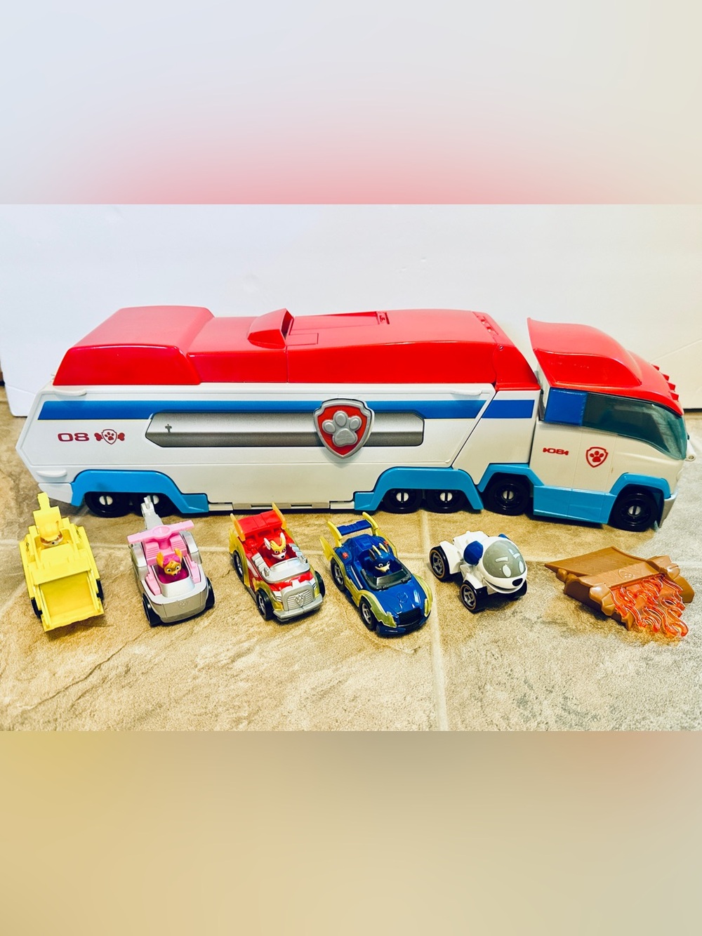 PAW Patrol launch’n Haul Transforming PAW Patroller and cars.